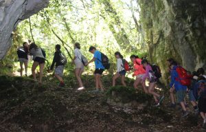 Grupo escolar de excursión y espeleopaseo en el Monumento Natural de Ojo Guareña.