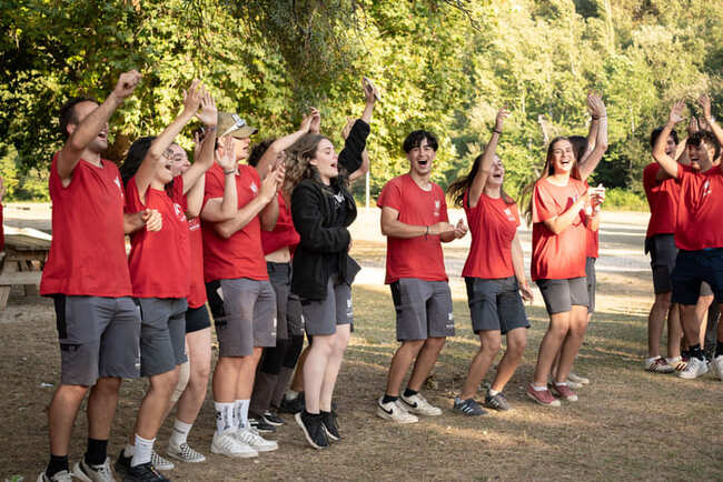 Adolescentes compartiendo actividades en un campamento de verano en Molino de Butrera